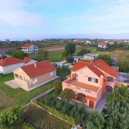 Lea Patrik Mara Apartament